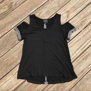 [W5] cold shoulder Aztec top